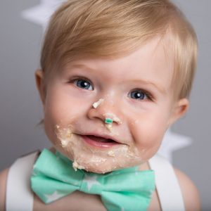 newborn and family photographer ipswich cake smash photo shoots