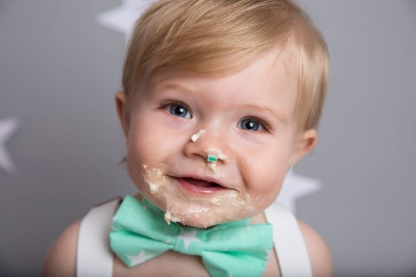 newborn and family photographer ipswich cake smash photo shoots
